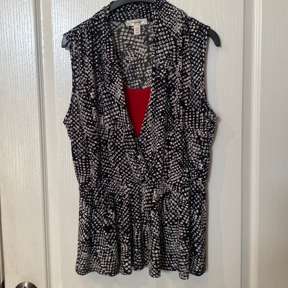 Dress barn short sleeve or peplum black and white top